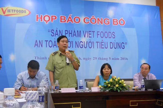 Đại diện cơ quan quản lý thị trường Bình Dương phát biểu tại buổi họp báo của Vietfoods sáng nay 29-5. Ảnh: Văn Nam