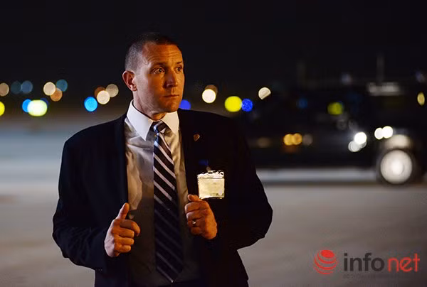 Video vòng bảo vệ cẩn mật của các mật vụ bảo vệ Tổng thống Obama tại Việt Nam ảnh 7 Video vòng bảo vệ cẩn mật của các mật vụ bảo vệ Tổng thống Obama tại Việt Nam ảnh 7