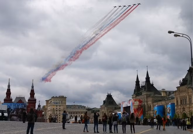 Sukhoi Su-25 diễu qua Quảng trường Đỏ cùng những dải khói tạo hình màu quốc kỳ nước Nga. Sukhoi Su-25 diễu qua Quảng trường Đỏ cùng những dải khói tạo hình màu quốc kỳ nước Nga.
