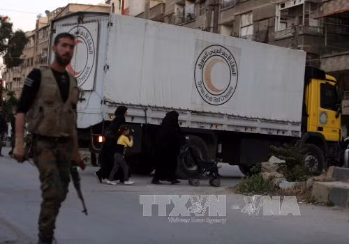 Xe chở hàng cứu trợ tới khu vực Ain Tarma, đông Ghouta, Damascus, Syria ngày 16/4. Ảnh: AFP/TTXVN