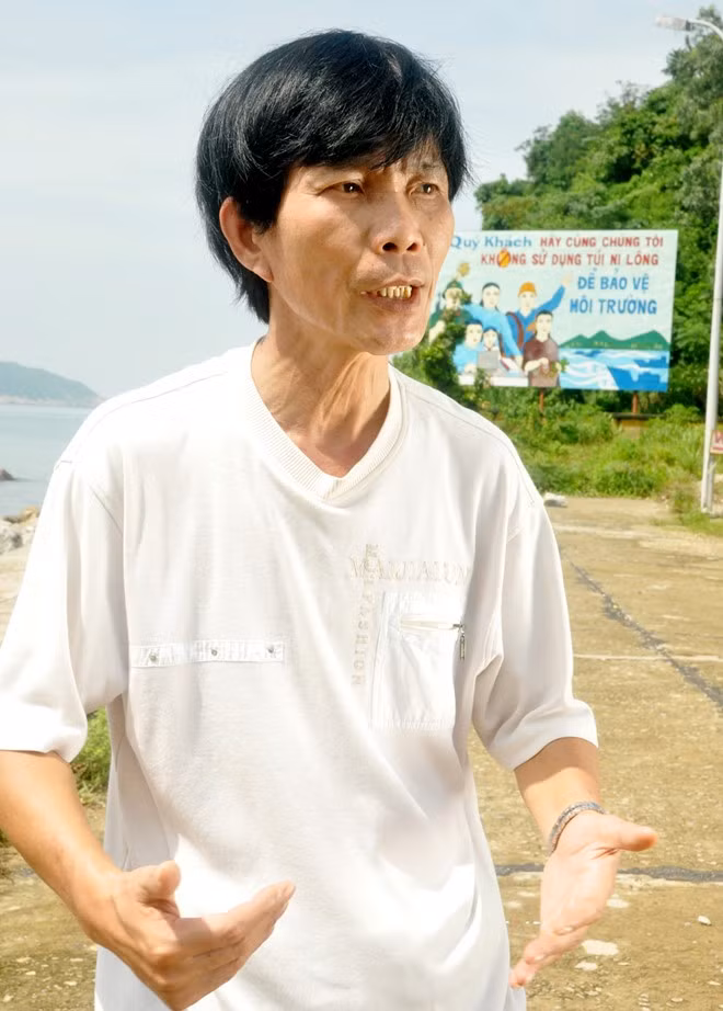Ông Nguyễn Sự, nguyên Bí thư Thành ủy Hội An trong một lần tuyên truyền người dân không sử dụng túi nilon bảo vệ môi trường biển đảo ở xã đảo Tân Hiệp(đảo Cù Lao Chàm), TP Hội An. Ảnh:M.Hoàng. 'Neu lam lai, dut khoat khong cap phep cong trinh sat bien' hinh anh 2