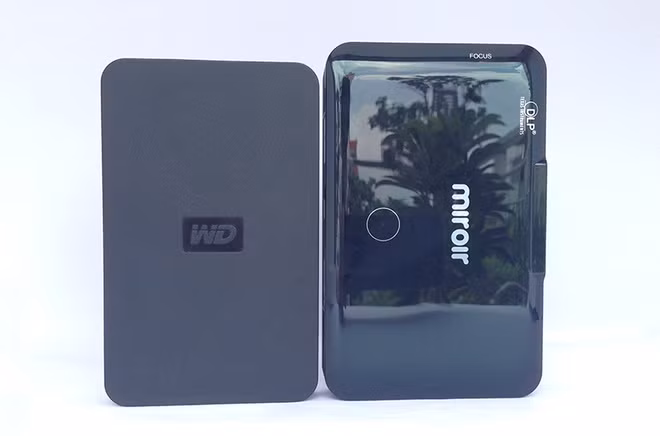 Sản phẩm có giá bán chính hãng ở Việt Nam là 10,9 triệu đồng, không cao hơn nhiều mức giá 429 USD tại thị trường Mỹ. Điểm nổi trội là thiết kế rất nhỏ gọn, tương đương với ổ cứng di động.