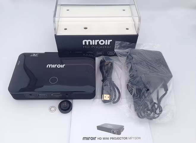 Phụ kiện đi kèm khá đơn giản, chỉ gồm cáp HDMI, bộ sạc. Các đầu chuyển để xuất được video, hình ảnh từ smartphone hay iPhone, iPad phải mua thêm.