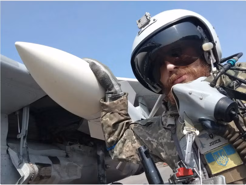 Hình ảnh phi công Ukraine đứng cạnh máy bay chiến đấu MiG-29 Fulcrum (Ảnh: The Drive)