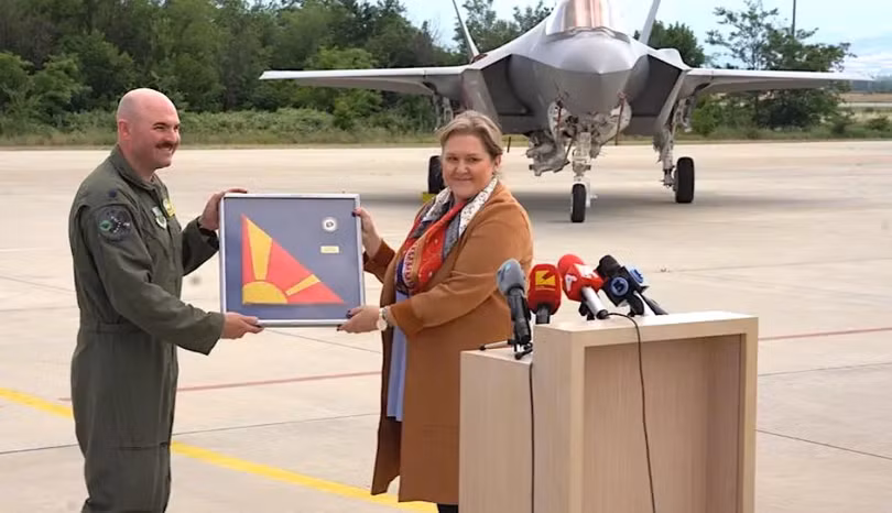 Bộ trưởng Bộ Quốc phòng Bắc Macedonia Slavjanka Petrovska, ở (bên phải) và Trung tá John Macrae của Lực lượng Vệ binh Quốc gia Vermont trong cuộc họp báo tại Sân bay Quân sự Petrovec vào ngày 17 tháng 6 năm 2022 (Ảnh: The Drive)