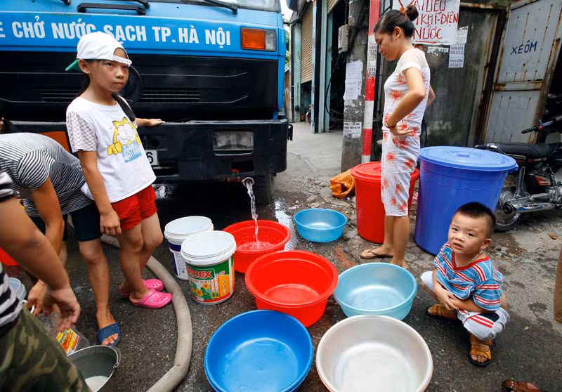 Sau sự cố vỡ đường ống, dân thủ đô khốn đốn vì mất nước kéo dài ảnh 13 Sau sự cố vỡ đường ống, dân thủ đô khốn đốn vì mất nước kéo dài ảnh 13