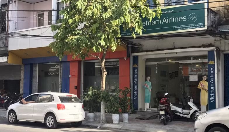 Dãy nhà gồm ba căn mà gia đình ông Nguyễn Xuân Anh đang sử dụng, trong đó nhà số 47 Nguyễn Thái Học được làm trụ sở Công ty TNHH Xuân Minh Phát (đại lý vé máy bay) Ảnh: B.C.X.