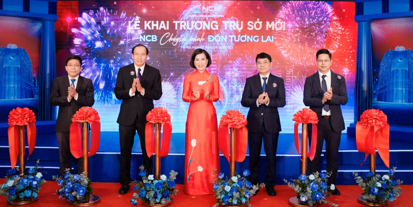 Cắt băng khai trương trụ sở mới NCB.jpg