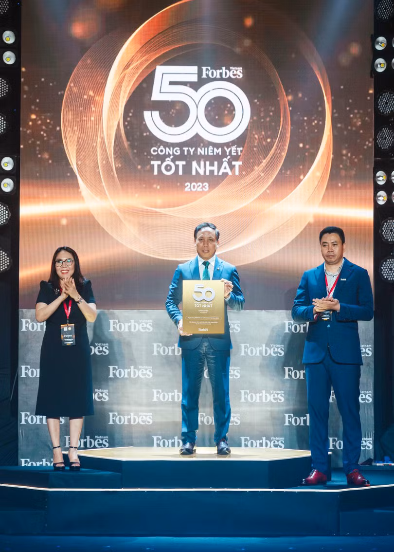 Đại diện BIDV nhận giải thưởng Top 50 công ty niêm yết tốt nhất năm 2023 - ảnh 1 final.jpg