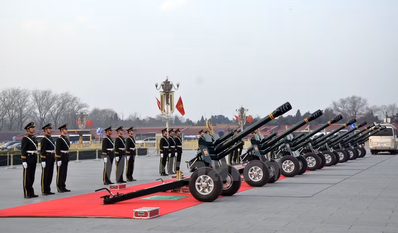 Nghi lễ của Bộ đội Vũ cảnh Trung Quốc trước giờ bắn đại bác. (Ảnh: Vĩnh Hà/Vietnam+)