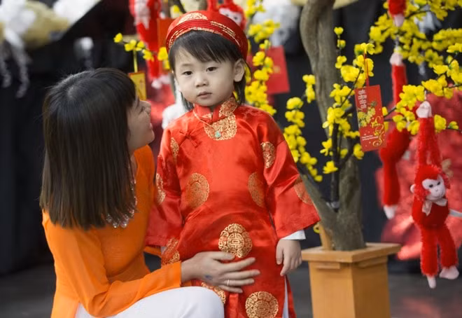 Cô Tran Kim ở thành phố Troutdale dẫn con trai Shane Kim, 2 tuổi, tới tham dự buổi lễ mừng xuân Bính Thân do cộng đồng người Việt tổ chức tại Trung tâm Hội nghị Oregon, thành phố Portland, bang Oregon ngày 6/2. 
