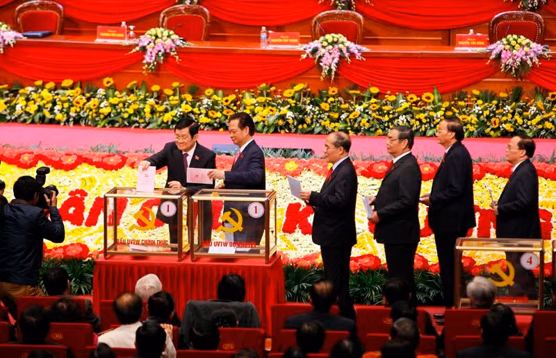 Lãnh đạo Đảng, Nhà nước bỏ phiếu tại Đại hội 12.Ảnh: Phạm Hải