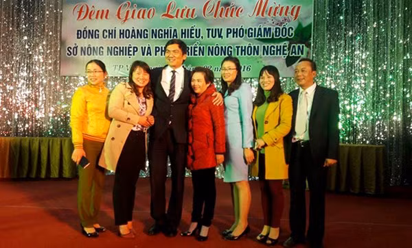 Tân PGĐ chụp ảnh chúc mừng cùng những người quen. Tân PGĐ chụp ảnh chúc mừng cùng những người quen.