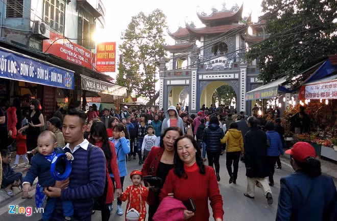 Con đường chính dẫn vào bên trong chật cứng người.