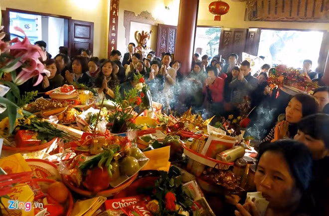 Người dân chen lấn tìm khoảng trống để làm lễ.