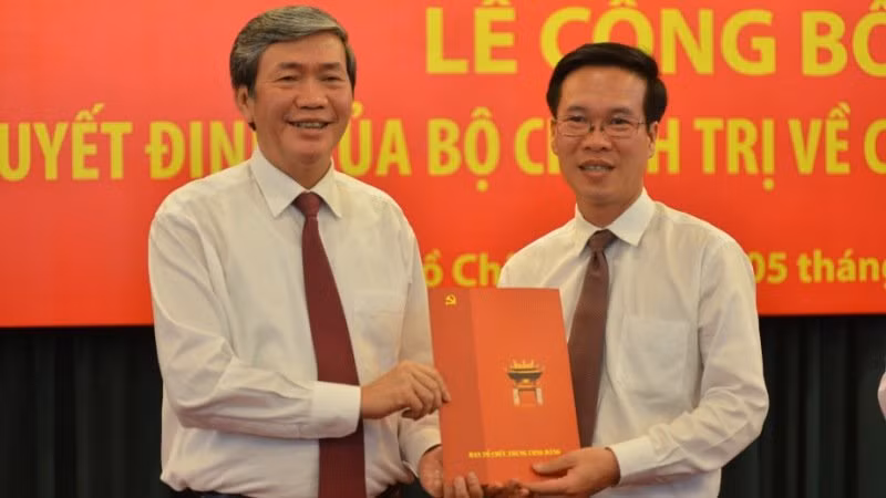 Thường trực Ban Bí thư Đinh Thế Huynh trao quyết định phân công cho tân Trưởng Ban Tuyên giáo TƯ Võ Văn Thưởng