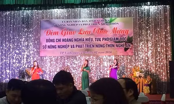 Bảng chào mừng hoành tráng ghi rõ Sở Nông nghiệp tỉnh Nghệ An tổ chức đêm giao lưu.
