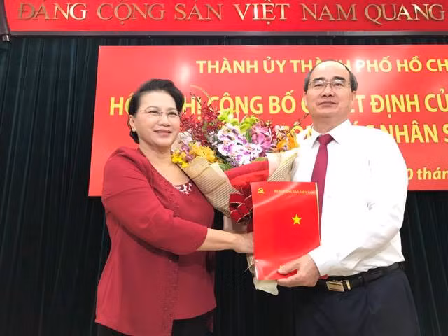 Chủ tịch Quốc hội Nguyễn Thị Kim Ngân trao quyết định cho ông Nguyễn Thiện Nhân. Ảnh Thanh Niên