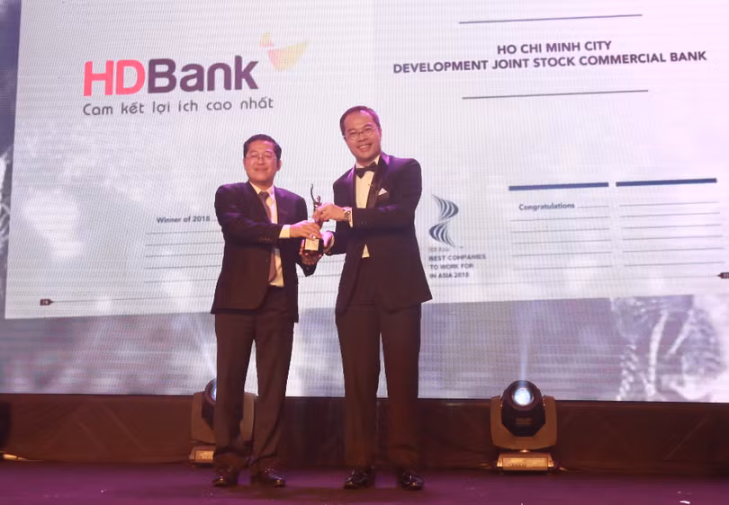 Ông Phạm Quốc Thanh – phó TGĐ HDBank (trái) đại diện lãnh đạo HDBank nhận giải thưởng ngân hàng có nơi làm việc tốt nhất Châu Á