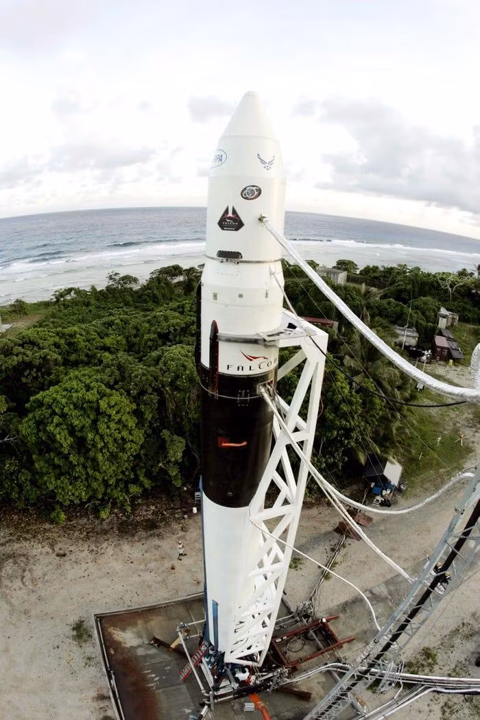Tên lửa Falcon 1 của SpaceX trên bệ phóng tại Bãi thử Tên lửa Đạn đạo Ronald Reagan trên Đảo Omelek thuộc Quần đảo Marshall vào ngày 25 tháng 11 năm 2005 (Ảnh: Business Insider) Tên lửa Falcon 1 của SpaceX trên bệ phóng tại Bãi thử Tên lửa Đạn đạo Ronald Reagan trên Đảo Omelek thuộc Quần đảo Marshall vào ngày 25 tháng 11 năm 2005 (Ảnh: Business Insider)