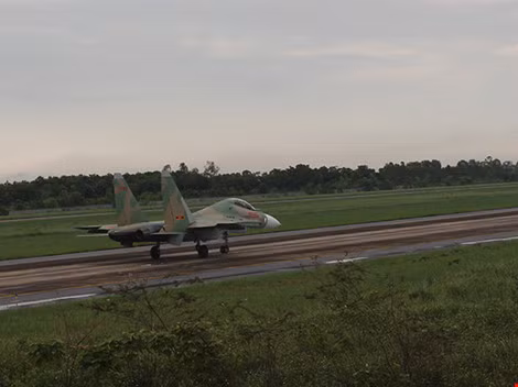 Tiêm kích Su-30MK2 và máy bay Casa 212 đã cất cánh trở lại ảnh 3 Tiêm kích Su-30MK2 và máy bay Casa 212 đã cất cánh trở lại ảnh 3