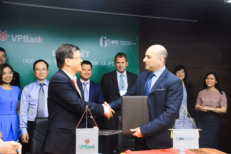 Ký kết hợp đồng vay vốn giữa VPBank và IFC