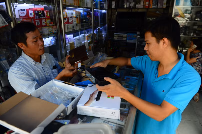 Khách chọn đầu thu truyền hình kỹ thuật số tại một cửa hàng ở Q.1, TP.HCM - Ảnh: Q.ĐỊNH