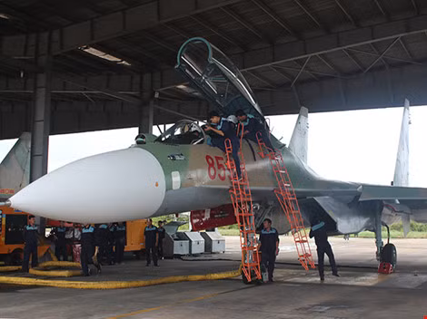 Tiêm kích Su-30MK2 và máy bay Casa 212 đã cất cánh trở lại ảnh 1