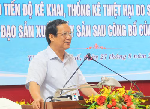 Phó Tổng cục trưởng Tổng cục thủy sản Nguyễn Ngọc Oai giới thiệu 4 phương án khai thác thủy sản ở 4 tỉnh miền Trung. Ảnh: Võ Thạnh. Phó Tổng cục trưởng Tổng cục thủy sản Nguyễn Ngọc Oai giới thiệu 4 phương án khai thác thủy sản ở 4 tỉnh miền Trung. Ảnh: Võ Thạnh.