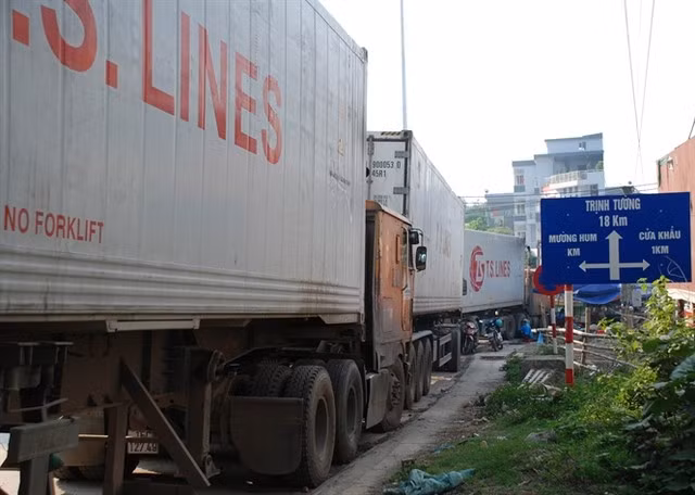 Xe chở gạo và hàng hoá nằm đợi ngoài cửa khẩu