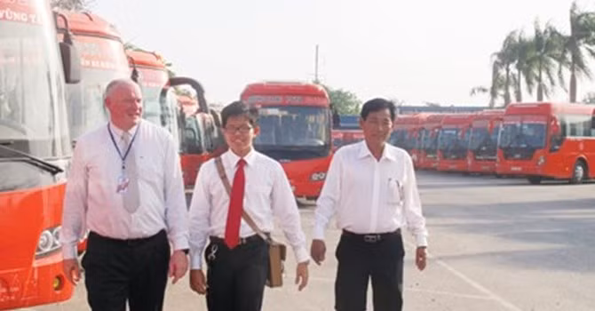 Ông Tây điều hành hãng xe khách Việt