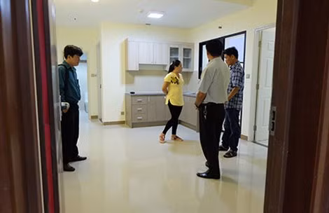 Người mua NƠXH đang tham quan căn hộ trước khi quyết định mua.