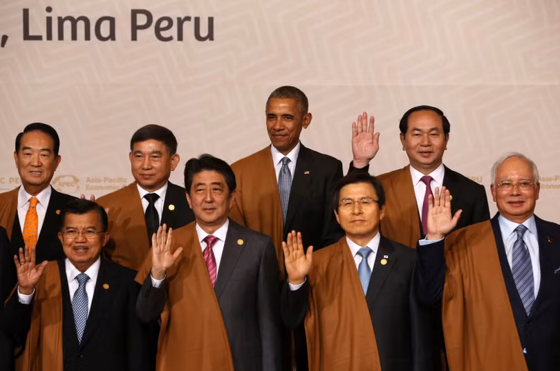 Tổng thống Barack Obama cùng các lãnh đạo APEC chụp hình chung, bên trái ông là Chủ tịch nước Việt Nam Trần Đại Quang