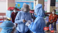 Mỗi người dân sẽ được giao một lọ đựng mẫu thế này trước khi vào khu vực lấy mẫu dịch mũi. Ảnh: GVT.
