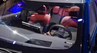 Vô lăng xe là dạng D-cut thể thao, nội thất bọc da được phối màu đen - đỏ. Giữa hàng ghế trước được trang bị bệ tỳ tay. Màn hình giải trí cảm ứng được trang bị kích thước từ 12,9 đến 15,6 inch tùy phiên bản xe.