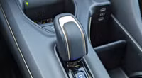 Tay cầm chuyển số loại nút nhỏ cũng được kế thừa từ các dòng xe Toyota/Lexus khác và không chiếm nhiều không gian hoặc gây khó khăn về mặt tiện ích.