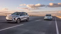 Chevrolet Bolt EV và EUV: Trong khi các mẫu xe điện Chevy giá cả phải chăng nhất sẽ ngừng sản xuất sau năm nay, CEO của GM, Mary Barra, xác nhận sẽ thay thế chúng bằng một thế hệ mới sử dụng công nghệ pin Ultium của hãng.