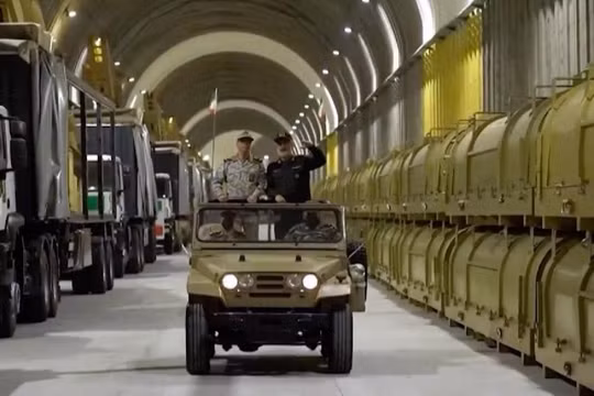 Hai nhà lãnh đạo quân đội Iran thị sát nhà máy sản xuất vũ khí sâu dưới lòng đất. Ảnh: Toutiao.