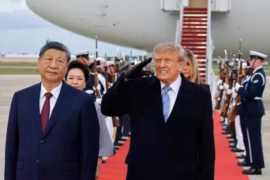 Ông Trump đón ông Tập tại căn cứ quân sự Andrew, phi đội máy bay chiến đấu bay phía trên sân bay thị uy. Ảnh: Reuters.