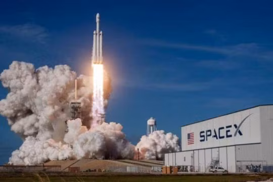 Để có hợp đồng phóng vệ tinh trị giá 1,6 tỷ USD, SpaceX đã chấp nhận điều kiện "phi Trung Quốc hóa" nhân sự và thiết bị tại các cơ sở sản xuất... Ảnh: Creaders.