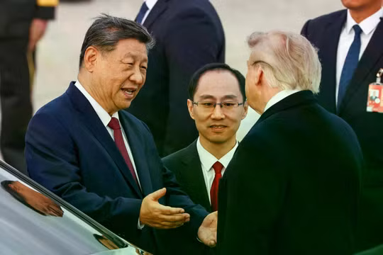 Hai nhà lãnh đạo bắt tay nhau dưới chân cầu thang máy bay. Ảnh: Reuters.