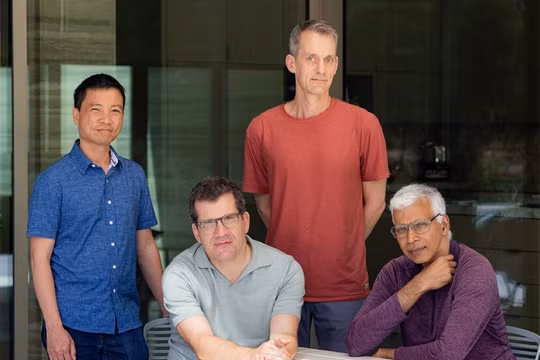 Bốn nhà khoa học Quoc Le, Oriol Vinyals, Sanjay Ghemawat và Jeff Dean - nhà khoa học trưởng của Google rời đi để lập startup AI Discovery Loop. Ảnh: WP.