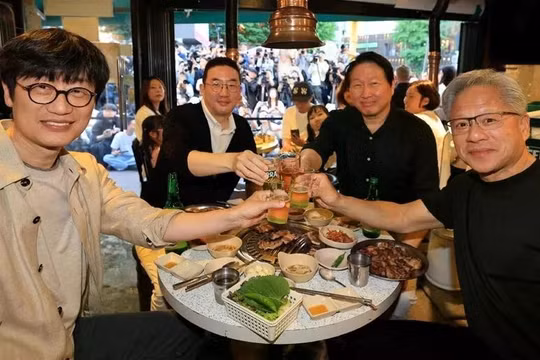 Jensen Huang ăn tối với các vị Chủ tịch SK Group Chey Tae-won, Chủ tịch LG Group Koo Kwang-mo và nhà sáng lập Naver Lee Hae-jin tại khu Hongdae. Ảnh: Reuters.