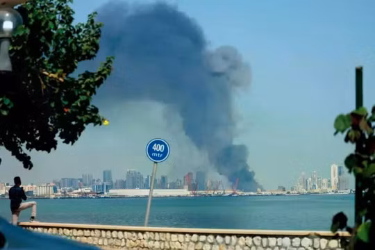 Sở chỉ huy của Hạm đội 5 Hải quân Mỹ ở Manama (Bahrain) bị trúng tên lửa Iran. Ảnh: Reuters.