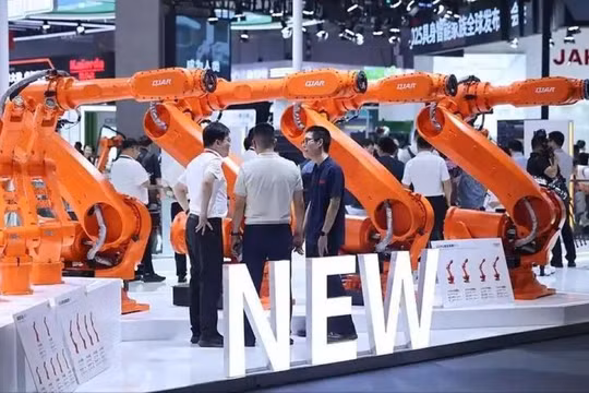 Các chủ doanh nghiệp từng vung tiền mua robot công nghiệp "làm không biết mệt" về thay thế công nhân, giờ đây bắt đầu gánh chịu "hệ quả boomerang". Ảnh: Creaders.