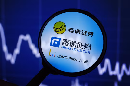 Ba công ty môi giới chứng khoán trực tuyến hôm 22/5 bị CSRC tuyên bố tịch thu toàn bộ khoản thu nhập bất hợp pháp, xử phạt nghiêm theo quy định pháp luật vì có hành vi kinh doanh chứng khoán xuyên biên giới trái phép. Ảnh: Btime.