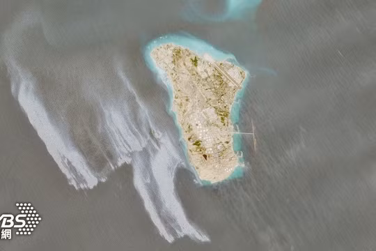 Ảnh vệ tinh cho thấy vệt sáng nghi là rò rỉ dầu ở phía tây Đảo Kharg của Iran. Ảnh: TVBS/Reuters.