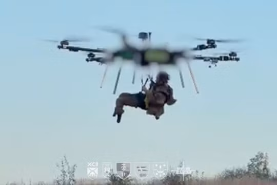 Viên thương binh đang được UAV Ayudag-6 đưa ra khỏi mặt trận. Ảnh: LB.