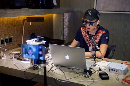 Thiên Hữu livestream từ khách sạn ở Thiên Tân. Ảnh: Sohu.