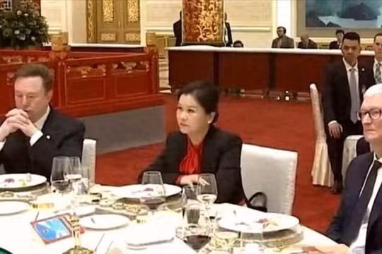 Bà Chu Quần Phi và hai tỷ phú Mỹ Elon Musk và Tim Cook tại buổi quốc yến tối 14/5. Ảnh: Sina.